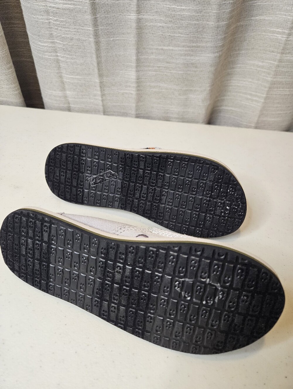 BOYS SANUK CANVAS SLIP ONS SIZE 13 Light GRAY - Picture 9 of 13